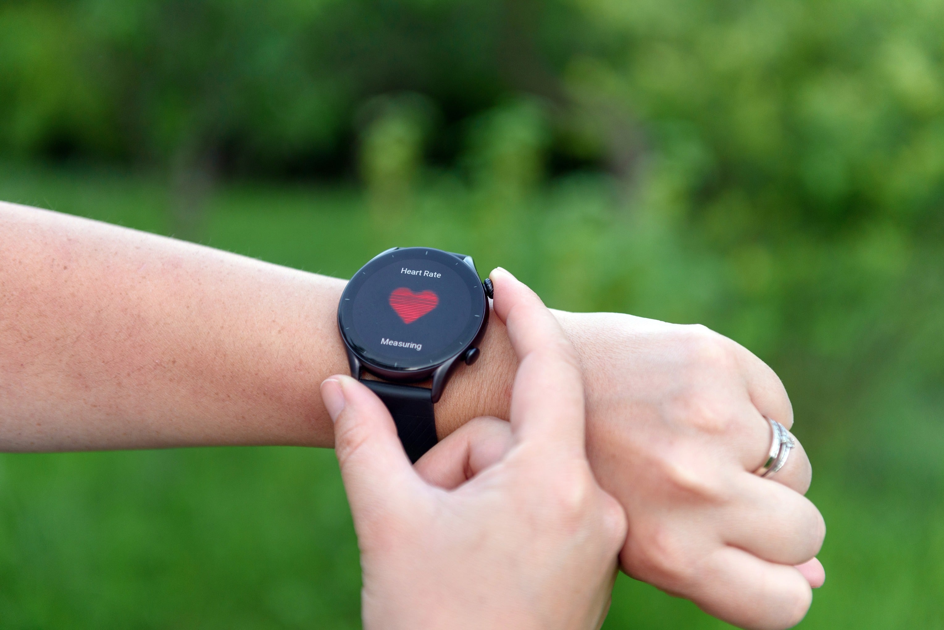 The Science Behind Heart Rate Monitoring in Sports Smartwatches